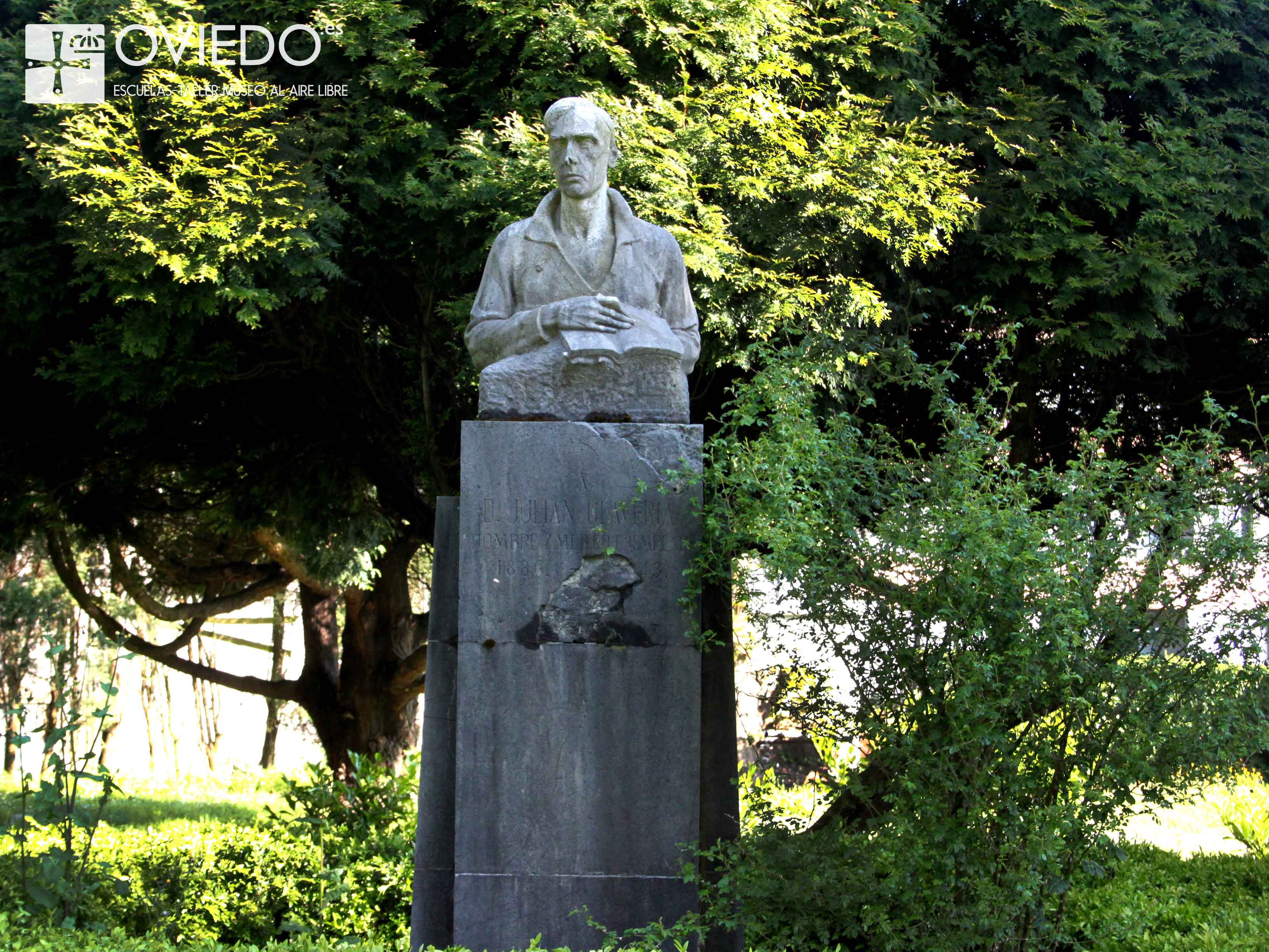 Escultura Doctor Julián Clavería